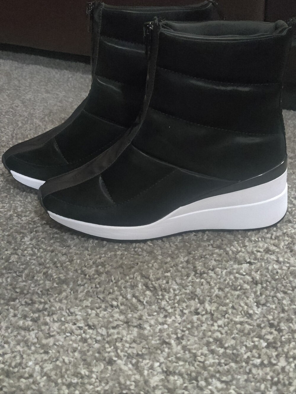 NEW DKNY Women's Parla Zip-Up Wedge Ankle Boots in Black - Picture 6 of 9